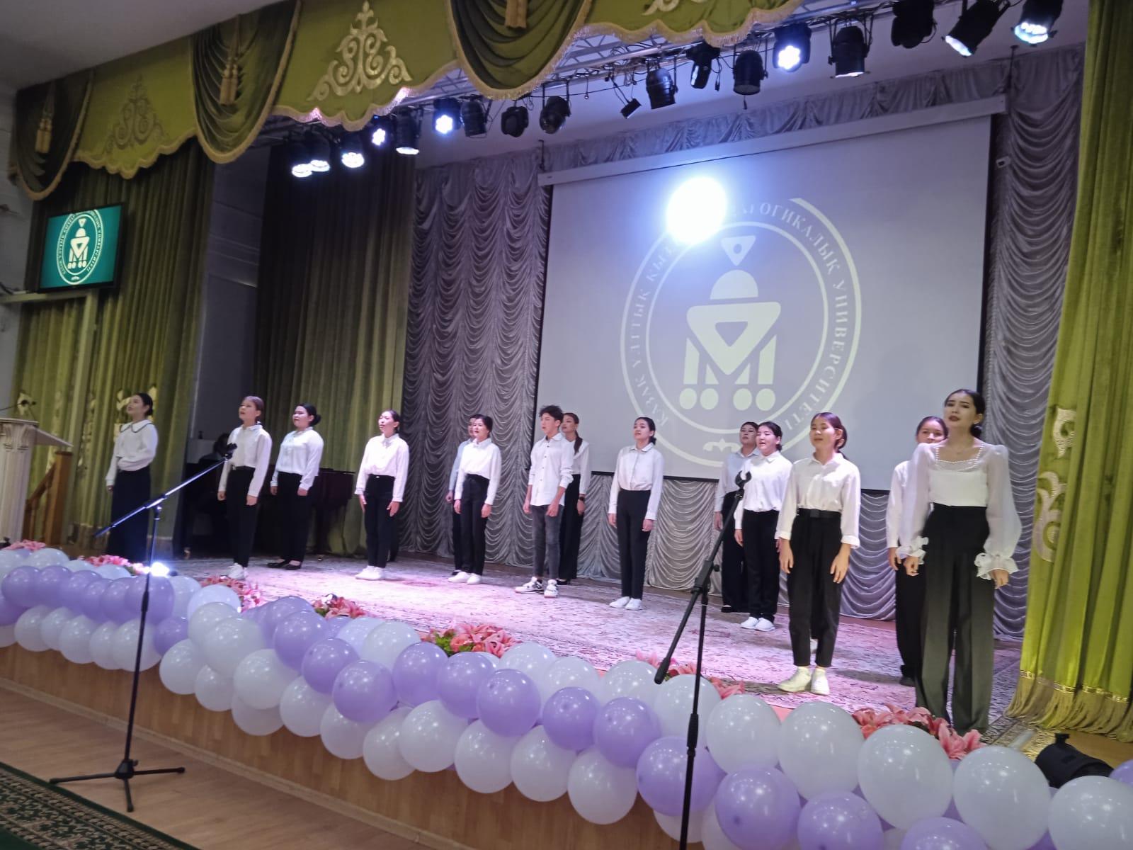 "МұзТау" вокалды тобы мен С.Медеуов сахна төрінде