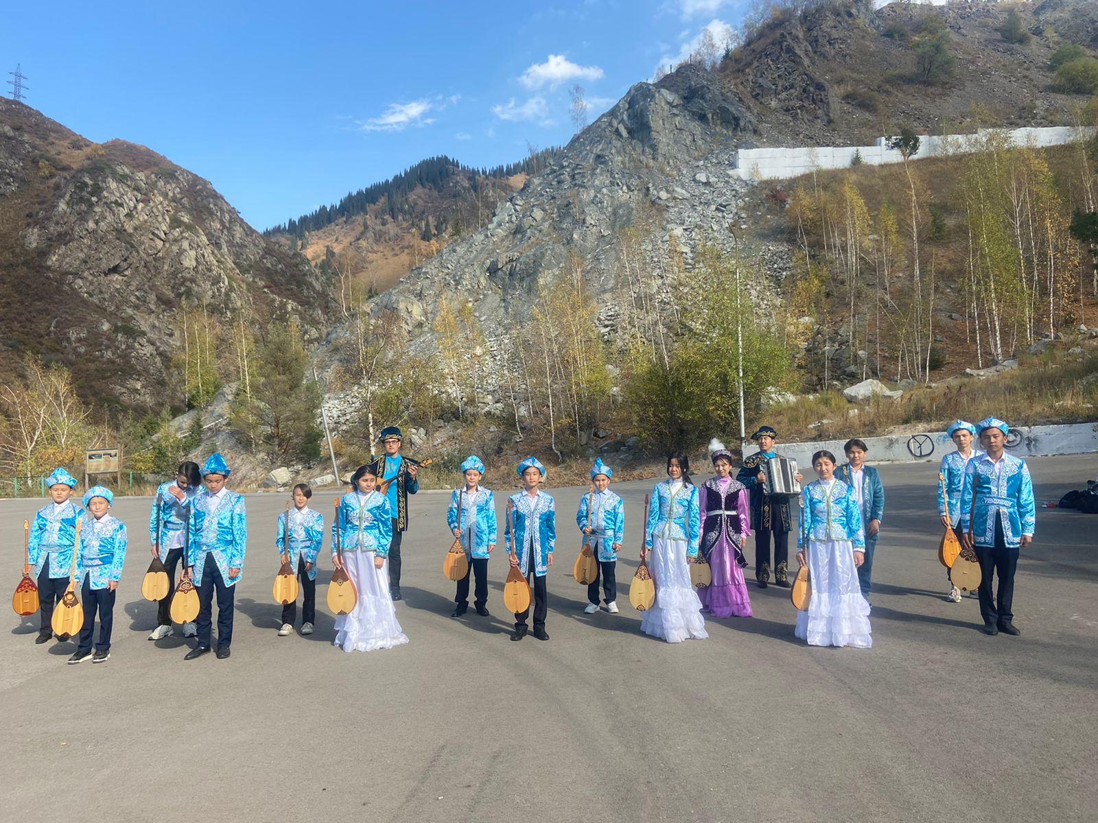 "Өрлеу" ұлт аспаптар ансамблі ұжымы табиғат аясында