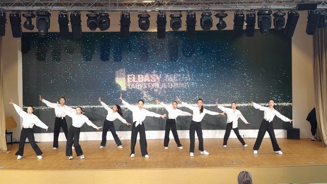 "Шаттық" халықтық би ансамблі сахнада