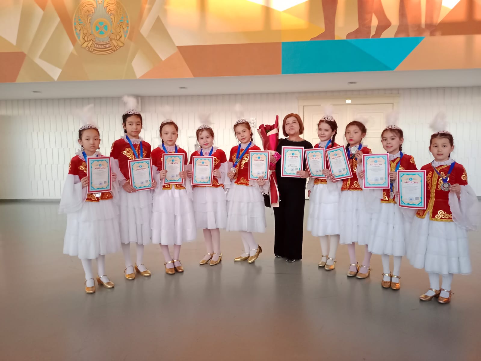 Достық халықтық би ансамблі "Ақ көгершін" халықаралық байқауынан жүлделі болды.