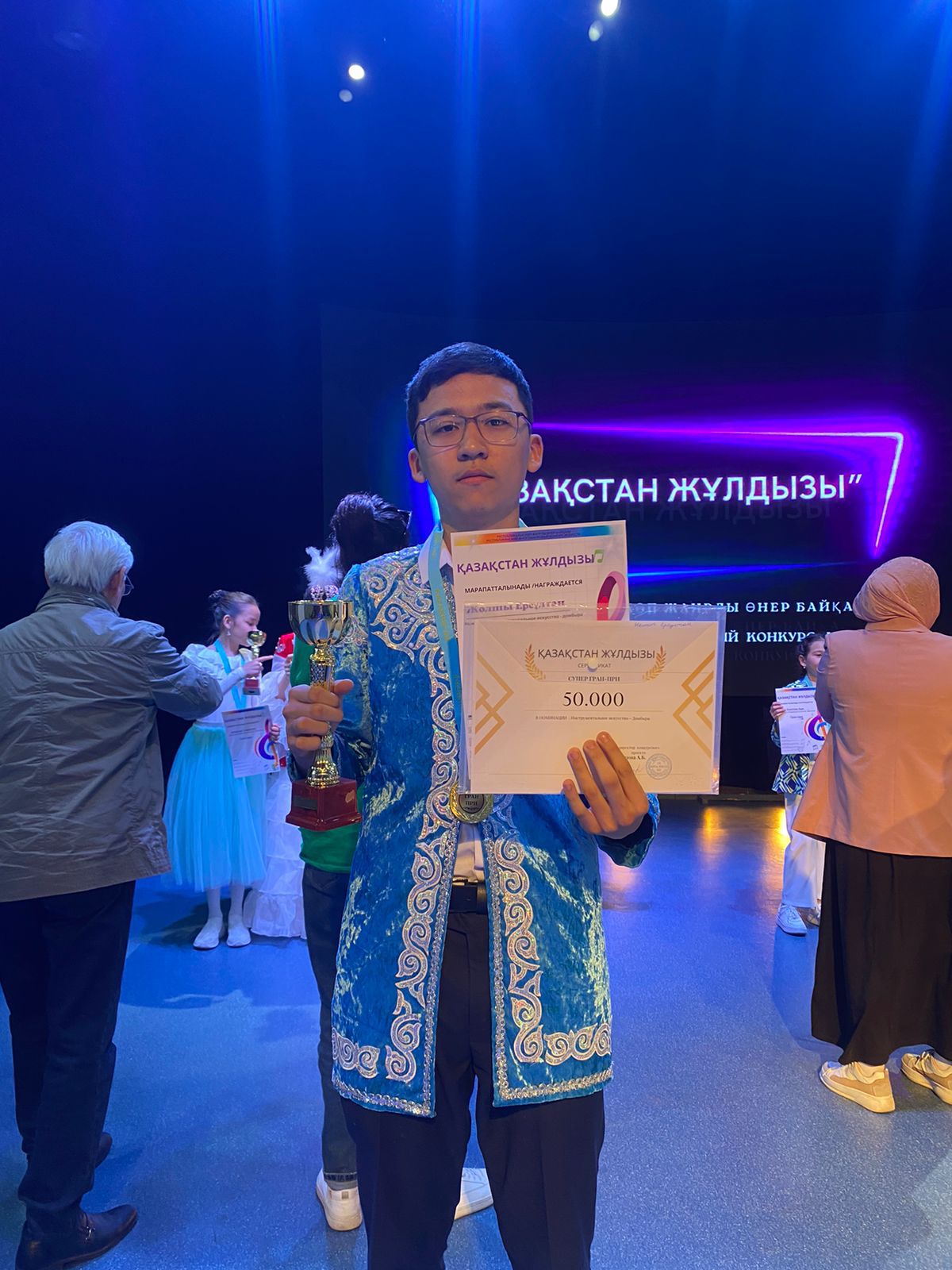 Жолшы Ерсұлтан Бас жүлде және 50000тг сертификат жеңіп алды.