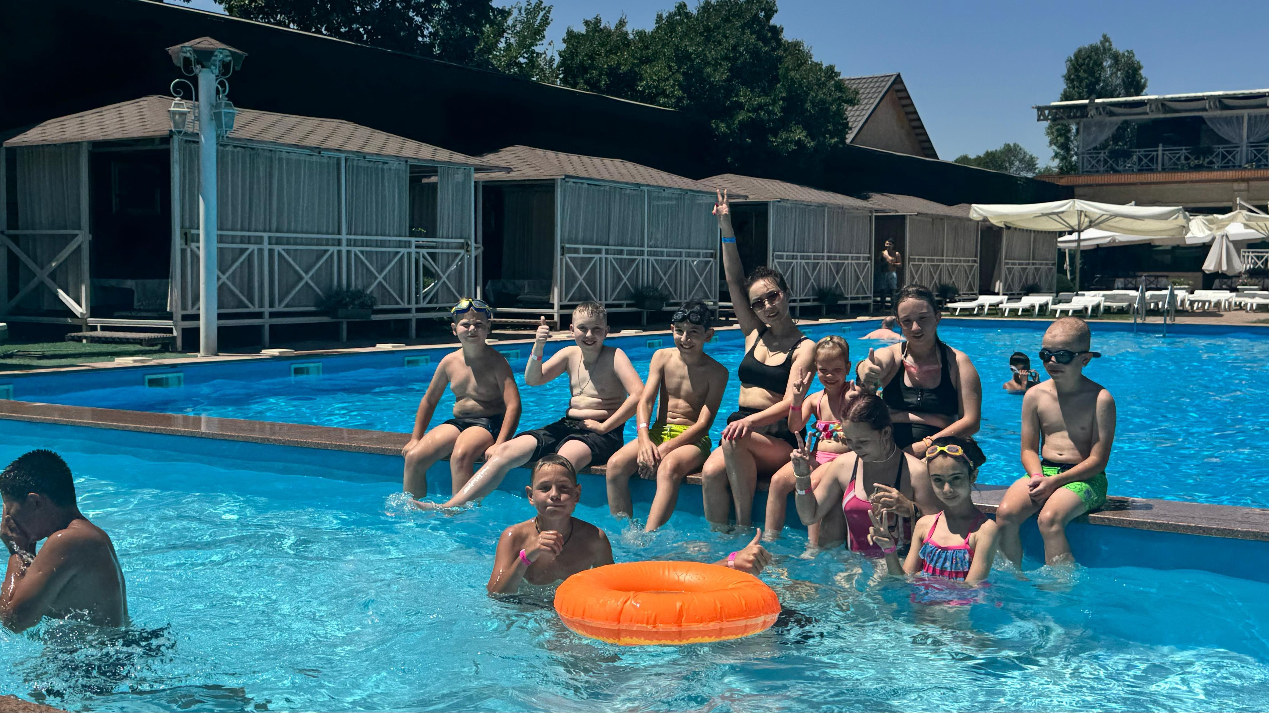 “Dostar club” жазғы демалыс клубының балалары бассейнде